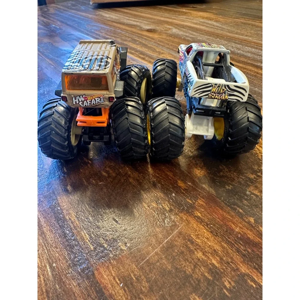 Monster Jam Wild Streak & HW Safari Jeep Monser Truck 1:64‎ Hot Wheels lot of 2